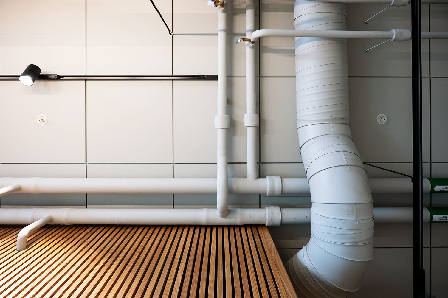 Akustikpaneler och ribbpanel med synlig ventilation