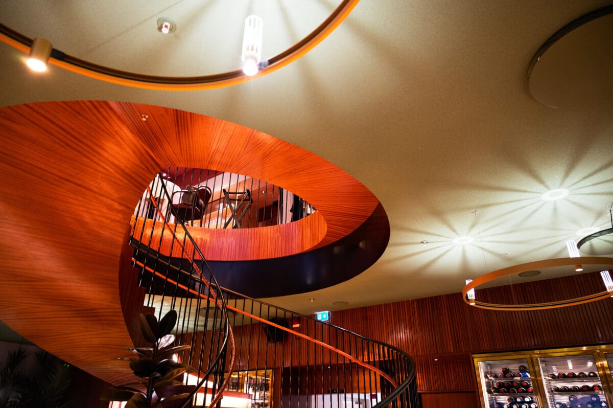 Akustiktak och spiraltrappa på Brasserie Astoria