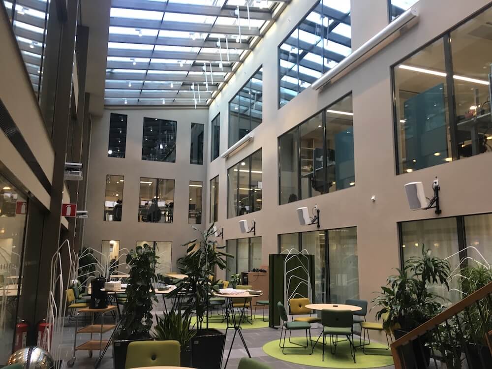 Atriumlounge med glastak på Epicenter