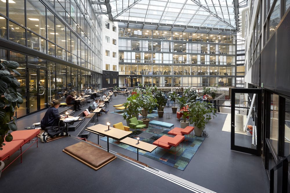 Atrium och kontorsmiljö på Epicenter