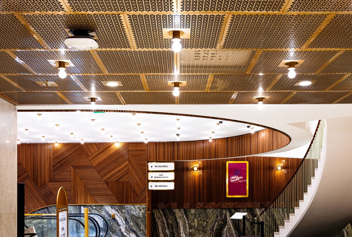 Guld metallundertak och ribbpanel på NK varuhus