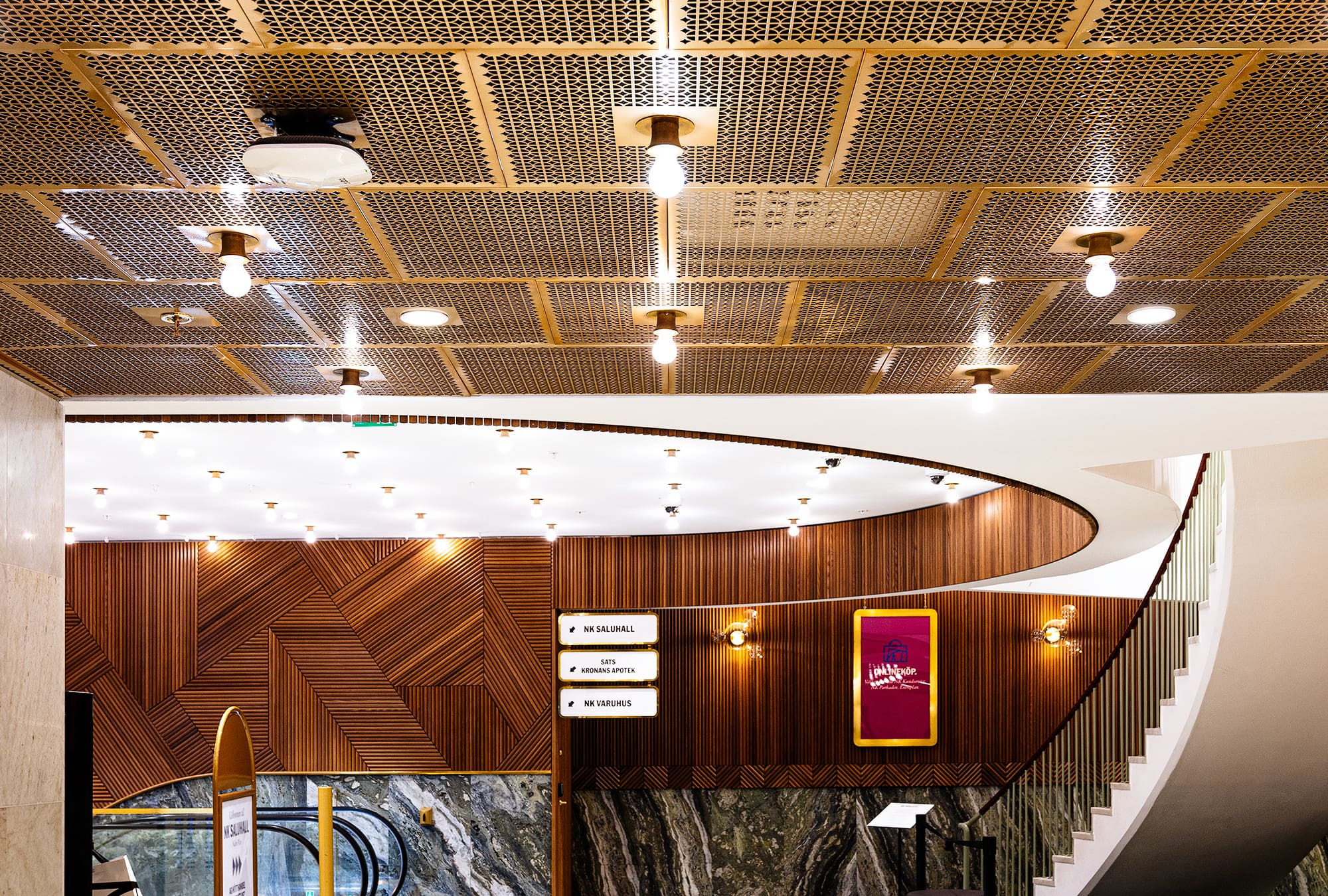 Guld metallundertak och ribbpanel på NK varuhus