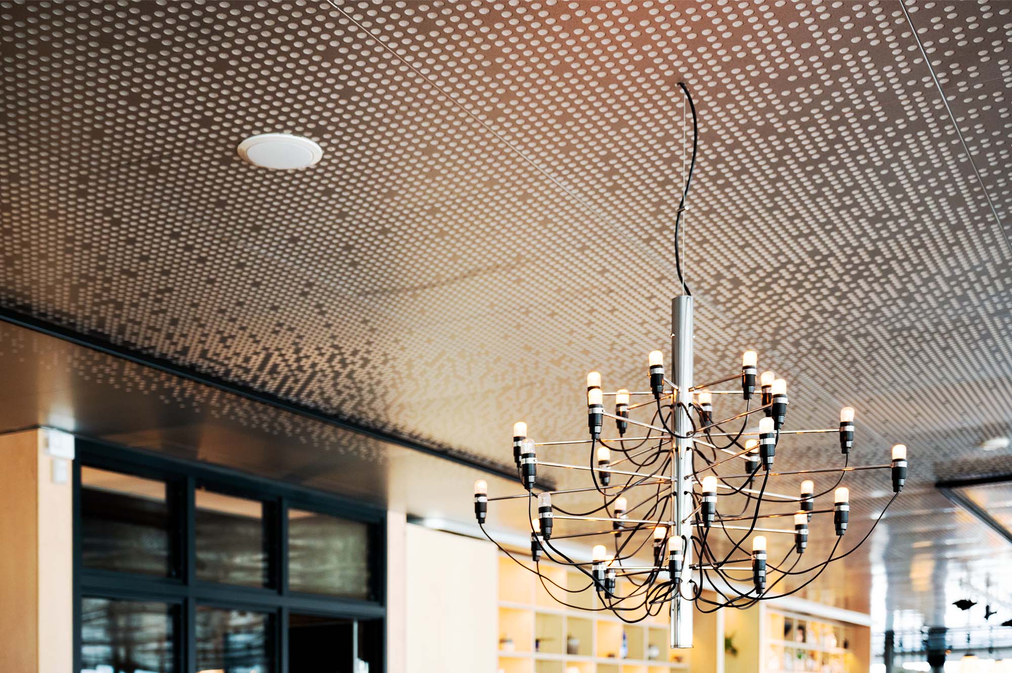 Perforerat metallundertak med designbelysning