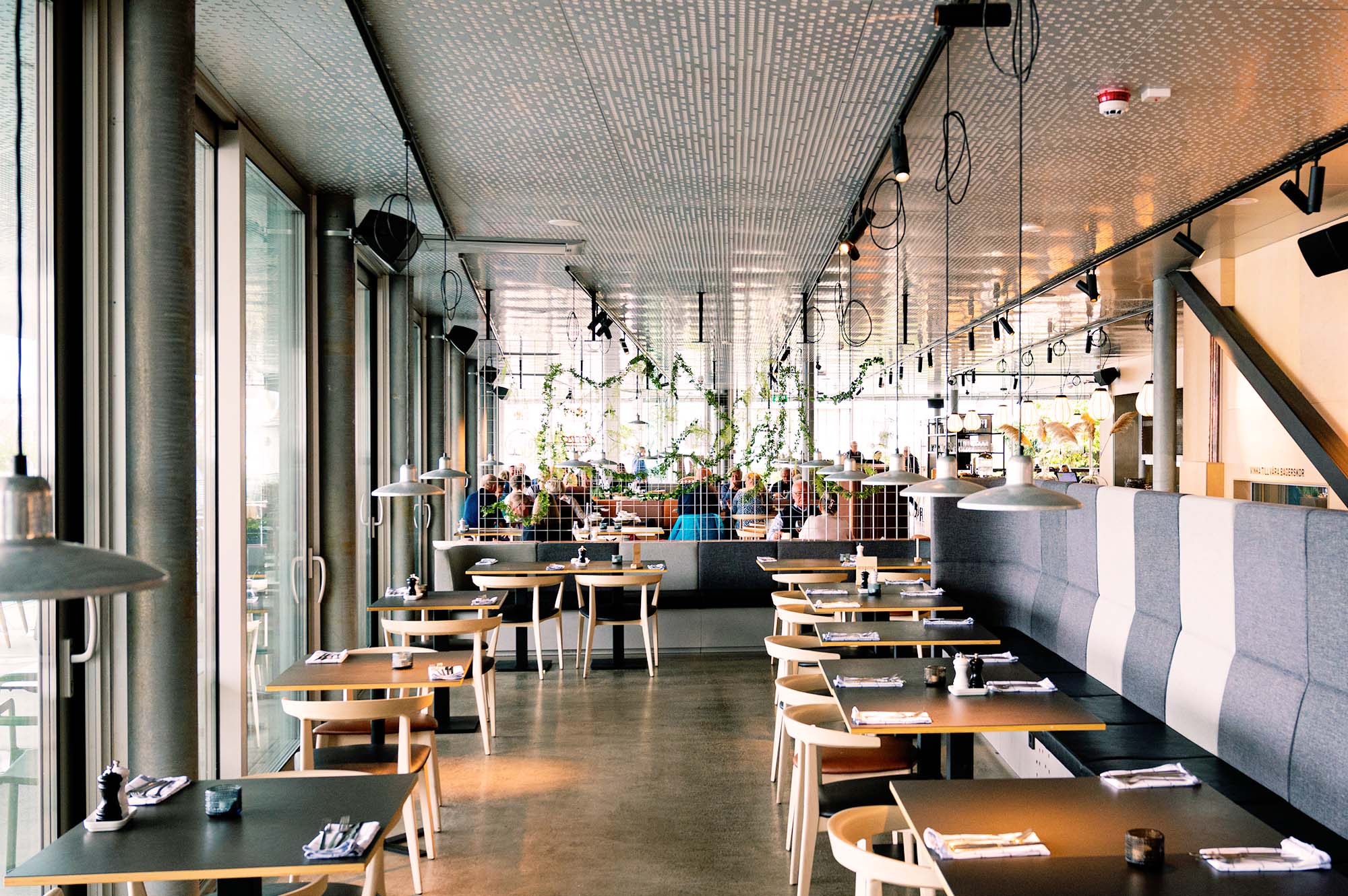 Perforerat metallundertak i restaurang