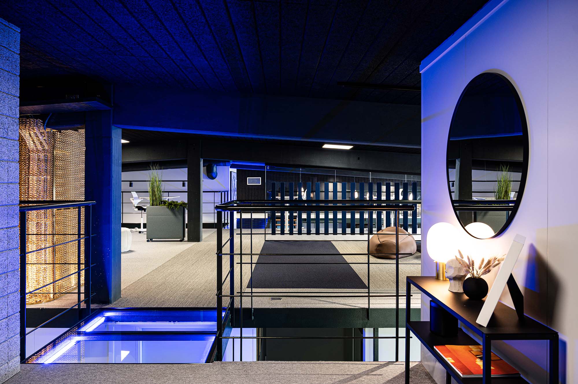 Svart akustiktak i mezzaninlounge